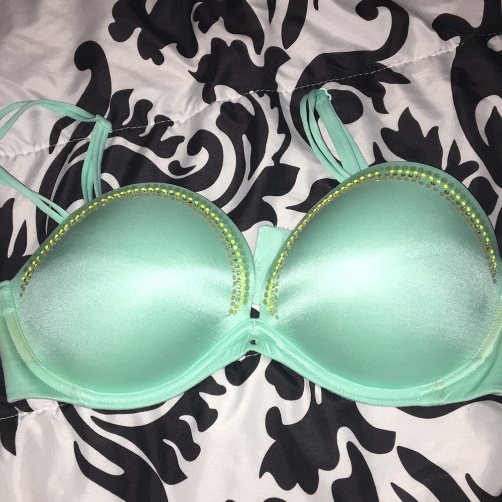 Gorgeous blue 34D vs bra!